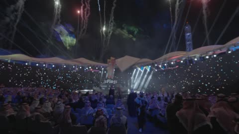 عرض ناري خلال فعاليات القدية، تجمع جماهيري وتصوير بالهاتف المحمول ، حضور جماهيري في مناسبة وطنية فى المملكة العربيه السعودية، توثيق الحضور للفعاليات، الاحتفال بافتتاح مدينة السكس فلاجز فى القدية بمدينة الرياض 31 ديسمبر 2025