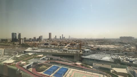 مدينة الرياض في وضع النهار، الأبراج وناطحات السحاب، معالم الرياض السياحية الشهيرة في المملكة العربية السعودية، أفق مدينة الرياض، صورة جوية من الأعلى على طريق الملك فهد بالرياض