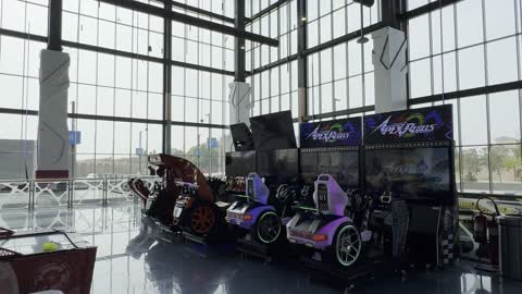 مركز ترفيهي فى منطقة اليو ووك فى مدينة جدة، المملكة العربية السعودية، يوم 15 من فبراير 2024  ، مطاعم ومقاهي عالمية ومحلية، وجهة حضرية متكاملة للمشي والترفيه والتسوق ، أجواء عائلية وشبابية نابضة بالحياة.