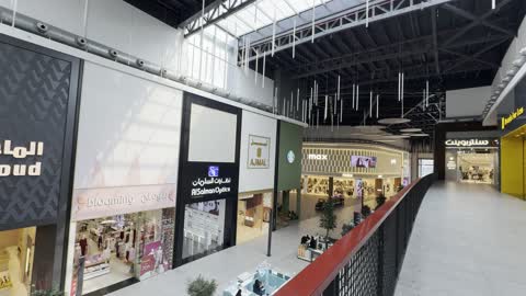 متاجر وعلامات تجارية متنوعة فى منطقة اليو ووك فى مدينة جدة، المملكة العربية السعودية، يوم 15 من فبراير 2024  ، مطاعم ومقاهي عالمية ومحلية، فعاليات موسمية وأنشطة ترفيهية، وجهة حضرية متكاملة للمشي والترفيه والتسوق ، أجواء عائلية وشبابية نابضة بالحياة.