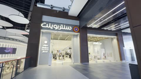 متاجر وعلامات تجارية متنوعة فى منطقة اليو ووك فى مدينة جدة، المملكة العربية السعودية، يوم 15 من فبراير 2024  ، مطاعم ومقاهي عالمية ومحلية، فعاليات موسمية وأنشطة ترفيهية، وجهة حضرية متكاملة للمشي والترفيه والتسوق ، أجواء عائلية وشبابية نابضة بالحياة.