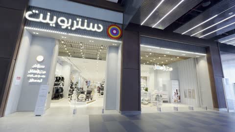 متاجر وعلامات تجارية متنوعة فى منطقة اليو ووك فى مدينة جدة، المملكة العربية السعودية، يوم 15 من فبراير 2024  ، مطاعم ومقاهي عالمية ومحلية، فعاليات موسمية وأنشطة ترفيهية، وجهة حضرية متكاملة للمشي والترفيه والتسوق ، أجواء عائلية وشبابية نابضة بالحياة.