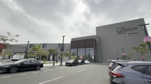 وقوف السيارات في الباركينج الخارجي فى منطقة اليو ووك فى مدينة جدة، المملكة العربية السعودية، يوم 15 من فبراير 2024 ، التصميم الخارجي لمبنى مول سينومي ، مطاعم ومقاهي عالمية ومحلية، وجهة حضرية متكاملة للمشي والترفيه والتسوق، علامات تجارية متنوعة ، فعاليات موسمية وأنشطة ترفيهية،أجواء عائلية وشبابية نابضة بالحياة.