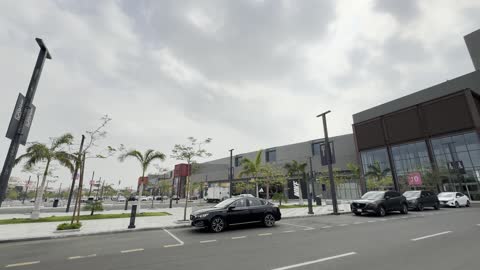 وقوف السيارات في الباركينج الخارجي فى منطقة اليو ووك فى مدينة جدة، المملكة العربية السعودية، يوم 15 من فبراير 2024 ، التصميم الخارجي لمبنى مول سينومي ، مطاعم ومقاهي عالمية ومحلية، وجهة حضرية متكاملة للمشي والترفيه والتسوق، علامات تجارية متنوعة ، فعاليات موسمية وأنشطة ترفيهية،أجواء عائلية وشبابية نابضة بالحياة.