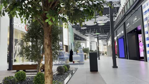 جلسات خارجية ومساحات اجتماعية،  يو ووك فى مدينة جدة، المملكة العربية السعودية، ممشى مفتوح بتصميم عصري، مطاعم ومقاهي عالمية ومحلية، وجهة حضرية متكاملة للمشي والترفيه والتسوق، علامات تجارية متنوعة ، فعاليات موسمية وأنشطة ترفيهية،أجواء عائلية وشبابية نابضة بالحياة.