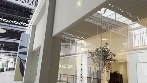 جلسات خارجية ومساحات اجتماعية،  يو ووك فى مدينة جدة، المملكة العربية السعودية، ممشى مفتوح بتصميم عصري، مطاعم ومقاهي عالمية ومحلية، وجهة حضرية متكاملة للمشي والترفيه والتسوق، علامات تجارية متنوعة ، فعاليات موسمية وأنشطة ترفيهية،أجواء عائلية وشبابية نابضة بالحياة.