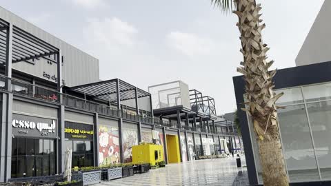 جلسات خارجية ومساحات اجتماعية،  يو ووك فى مدينة جدة، المملكة العربية السعودية، ممشى مفتوح بتصميم عصري، مطاعم ومقاهي عالمية ومحلية، وجهة حضرية متكاملة للمشي والترفيه والتسوق، علامات تجارية متنوعة ، فعاليات موسمية وأنشطة ترفيهية،أجواء عائلية وشبابية نابضة بالحياة.