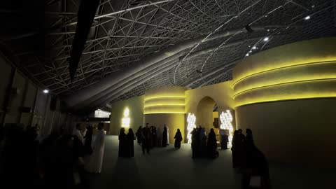 تجمع الزوار فى معرض الذهب والمجوهرات بمدينة جدة، المملكة العربية السعودية، يوم 12  من يناير 2026 ، فعالية تجارية متخصصة تجمع أبرز دور الذهب والمجوهرات، أحدث صيحات المشغولات الذهبية والأحجار الكريمة، مشاركة علامات تجارية محلية وعالمية، أجواء راقية وتجربة تسوق مميزة لعشاق الفخامة.