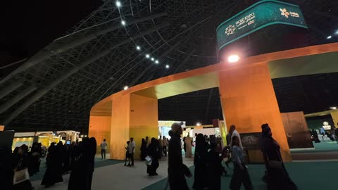 تجمع الزوار فى معرض الذهب والمجوهرات بمدينة جدة، المملكة العربية السعودية، يوم 12  من يناير 2026 ، فعالية تجارية متخصصة تجمع أبرز دور الذهب والمجوهرات، أحدث صيحات المشغولات الذهبية والأحجار الكريمة، مشاركة علامات تجارية محلية وعالمية، أجواء راقية وتجربة تسوق مميزة لعشاق الفخامة.