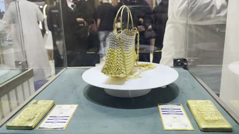 تصوير مقرب لشنطة من المشغولات الذهبية  فى معرض الذهب والمجوهرات بمدينة جدة، المملكة العربية السعودية، يوم 12 من يناير 2026 ، فعالية تجارية متخصصة تجمع أبرز دور الذهب والمجوهرات، مشاركة علامات تجارية محلية وعالمية، أجواء راقية وتجربة تسوق مميزة لعشاق الفخامة.