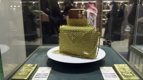 A close-up shot of a bag made of gold jewelry at the Gold and Jewelry Exhibition in Jeddah, Saudi Arabia, on January 12, 2026. This specialized commercial event brings together the most prominent gold and jewelry houses, featuring local and international brands, with an upscale atmosphere and a unique shopping experience for luxury enthusiasts.