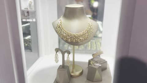 أحدث صيحات المشغولات الذهبية والأحجار الكريمة فى  معرض الذهب والمجوهرات بمدينة جدة، المملكة العربية السعودية، يوم 12  من يناير 2026 ، فعالية تجارية متخصصة تجمع أبرز دور الذهب والمجوهرات، مشاركة علامات تجارية محلية وعالمية، أجواء راقية وتجربة تسوق مميزة لعشاق الفخامة.