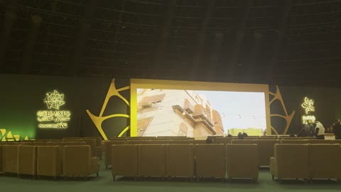 شاشة عرض الكترونية حديثة  فى معرض الذهب والمجوهرات بمدينة جدة، المملكة العربية السعودية، يوم 12  من يناير 2026 ، فعالية تجارية متخصصة تجمع أبرز دور الذهب والمجوهرات، مشاركة علامات تجارية محلية وعالمية،  أحدث صيحات المشغولات الذهبية والأحجار الكريمة ، أجواء راقية وتجربة تسوق مميزة لعشاق الفخامة.