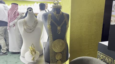 مشاركة علامات تجارية محلية وعالمية  فى معرض الذهب والمجوهرات بمدينة جدة، المملكة العربية السعودية، يوم 12  من يناير 2026 ، فعالية تجارية متخصصة تجمع أبرز دور الذهب والمجوهرات، أحدث صيحات المشغولات الذهبية والأحجار الكريمة ، أجواء راقية وتجربة تسوق مميزة لعشاق الفخامة.