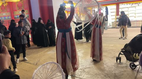 رقص شعبي تقليدي امام احدى المطاعم فى القرية العالمية فى المنطقة الشرقية، المملكة العربية السعودية، يوم 29 من ديسمبر 2025 ، علامات تجارية محلية وعالمية ، أنشطة عائلية وتجارب تفاعلية، فعالية ثقافية وترفيهية متكاملة،  التنوع الثقافي والترفيه