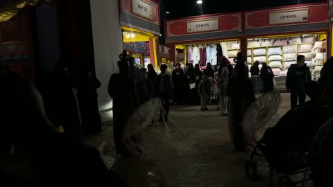 رقص شعبي تقليدي امام احدى المطاعم فى القرية العالمية فى المنطقة الشرقية، المملكة العربية السعودية، يوم 29 من ديسمبر 2025 ، علامات تجارية محلية وعالمية ، أنشطة عائلية وتجارب تفاعلية، فعالية ثقافية وترفيهية متكاملة،  التنوع الثقافي والترفيه