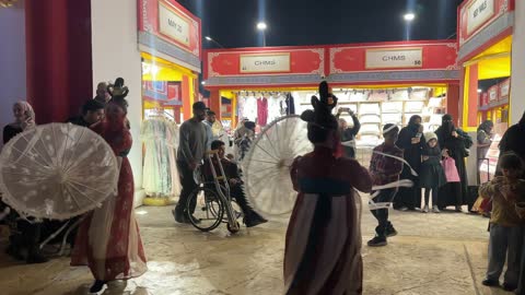 رقص شعبي تقليدي امام احدى المطاعم فى القرية العالمية فى المنطقة الشرقية، المملكة العربية السعودية، يوم 29 من ديسمبر 2025 ، علامات تجارية محلية وعالمية ، أنشطة عائلية وتجارب تفاعلية، فعالية ثقافية وترفيهية متكاملة،  التنوع الثقافي والترفيه