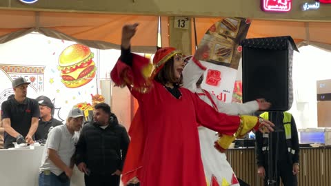 رقص شعبي تقليدي امام احدى المطاعم فى القرية العالمية فى المنطقة الشرقية، المملكة العربية السعودية، يوم 29 من ديسمبر 2025 ، علامات تجارية محلية وعالمية ، أنشطة عائلية وتجارب تفاعلية، فعالية ثقافية وترفيهية متكاملة،  التنوع الثقافي والترفيه