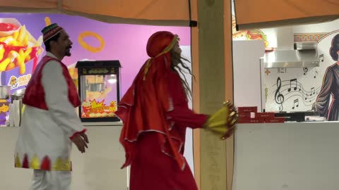 رقص شعبي تقليدي امام احدى المطاعم فى القرية العالمية فى المنطقة الشرقية، المملكة العربية السعودية، يوم 29 من ديسمبر 2025 ، علامات تجارية محلية وعالمية ، أنشطة عائلية وتجارب تفاعلية، فعالية ثقافية وترفيهية متكاملة،  التنوع الثقافي والترفيه