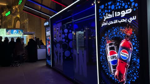 اعلان لمشروب البيبسي فى القرية العالمية فى المنطقة الشرقية، المملكة العربية السعودية، يوم 29 من ديسمبر 2025 ، علامات تجارية محلية وعالمية ، عروض فنية وشعبية ، أنشطة عائلية وتجارب تفاعلية، فعالية ثقافية وترفيهية متكاملة،  مطاعم ومقاهي متعددة ،  التنوع الثقافي والترفيه