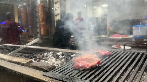 تصوير مقرب لشوي اللحم فى القرية العالمية فى المنطقة الشرقية، المملكة العربية السعودية، يوم 29 من ديسمبر 2025 ، علامات تجارية محلية وعالمية ، عروض فنية وشعبية ، أنشطة عائلية وتجارب تفاعلية، فعالية ثقافية وترفيهية متكاملة،  مطاعم ومقاهي متعددة ،  التنوع الثقافي والترفيه