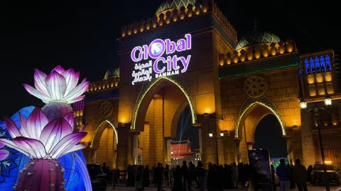 Visitors gathered at the opening of the Global Village in the Eastern Province, Kingdom of Saudi Arabia, on December 29, 2025, featuring local and international brands, artistic and folk performances, a comprehensive cultural and entertainment event, cultural and entertainment diversity, various restaurants and cafes, family activities, and interactive experiences.