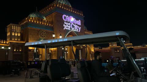 تجمع الزوار فى افتتاح القرية العالمية فى المنطقة الشرقية، المملكة العربية السعودية،يوم 29 من ديسمبر 2025 ، علامات تجارية محلية وعالمية ، عروض فنية وشعبية ،  فعالية ثقافية وترفيهية متكاملة،  التنوع الثقافي والترفيه ،مطاعم ومقاهي متعددة، أنشطة عائلية وتجارب تفاعلية.