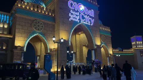 تجمع الزوار فى افتتاح القرية العالمية فى المنطقة الشرقية، المملكة العربية السعودية،يوم 29 من ديسمبر 2025 ، علامات تجارية محلية وعالمية ، عروض فنية وشعبية ،  فعالية ثقافية وترفيهية متكاملة،  التنوع الثقافي والترفيه ،مطاعم ومقاهي متعددة، أنشطة عائلية وتجارب تفاعلية.