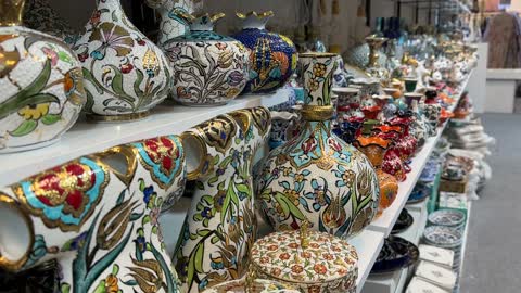 جناح لثقافات ودول مختلفة فى القرية العالمية فى المنطقة الشرقية، المملكة العربية السعودية،يوم 29 من ديسمبر 2025 ،  عروض فنية وشعبية ، مطاعم ومقاهي متعددة، التنوع الثقافي والترفيه، علامات تجارية محلية وعالمية ، فعالية ثقافية وترفيهية متكاملة، أنشطة عائلية وتجارب تفاعلية.