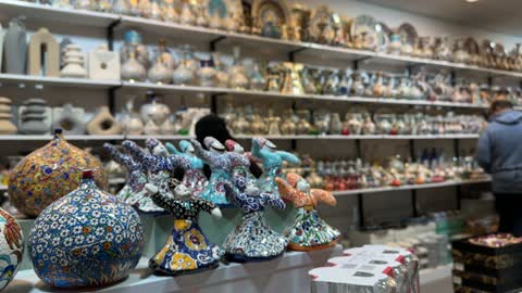 جناح لثقافات ودول مختلفة فى القرية العالمية فى المنطقة الشرقية، المملكة العربية السعودية،يوم 29 من ديسمبر 2025 ، علامات تجارية محلية وعالمية ، عروض فنية وشعبية ، مطاعم ومقاهي متعددة، التنوع الثقافي والترفيه، فعالية ثقافية وترفيهية متكاملة، أنشطة عائلية وتجارب تفاعلية.