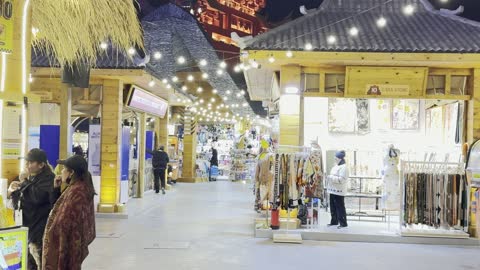 سوق لبيع الملابس والهدايا، بوليفارد الرياض وجهة ترفيهية ضخمة في شمال الرياض في المملكة العربية السعودية،  تجارب مختلفة تجمع بين التسوق، الترفيه، والمأكولات العالمية والمحلية، من11 أكتوبر 2025 حتى 2 مايو 2026