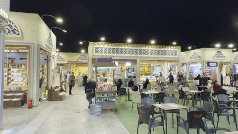 سوق لبيع الملابس والهدايا، بوليفارد الرياض وجهة ترفيهية ضخمة في شمال الرياض في المملكة العربية السعودية،  تجارب مختلفة تجمع بين التسوق، الترفيه، والمأكولات العالمية والمحلية، من11 أكتوبر 2025 حتى 2 مايو 2026