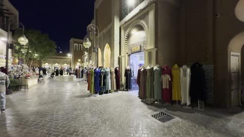 تجربة تجمع بين التسوق والترفيه والمأكولات العالمية والمحلية،  سوق لبيع الملابس والهدايا، بوليفارد الرياض وجهة ترفيهية ضخمة في شمال الرياض في المملكة العربية السعودية، من11 أكتوبر 2025 حتى 2 مايو 2026