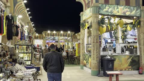 تجربة تجمع بين التسوق والترفيه والمأكولات العالمية والمحلية،  سوق لبيع الملابس والهدايا، بوليفارد الرياض وجهة ترفيهية ضخمة في شمال الرياض في المملكة العربية السعودية، من11 أكتوبر 2025 حتى 2 مايو 2026