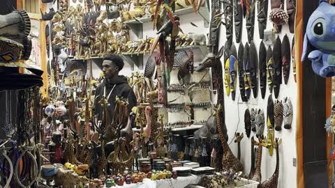 وجهة ترفيهية ضخمة، تجربة تجمع بين التسوق والترفيه والمأكولات العالمية والمحلية،  سوق لبيع الملابس والهدايا، بوليفارد الرياض في شمال الرياض في المملكة العربية السعودية، من11 أكتوبر 2025 حتى 2 مايو 2026