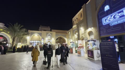 وجهة ترفيهية ضخمة، تجربة تجمع بين التسوق والترفيه والمأكولات العالمية والمحلية،  سوق لبيع الملابس والهدايا، بوليفارد الرياض في شمال الرياض في المملكة العربية السعودية، من11 أكتوبر 2025 حتى 2 مايو 2026