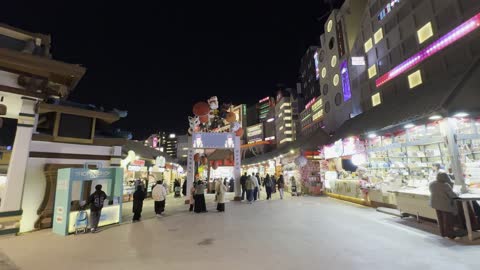 تجربة تجمع بين التسوق والترفيه والمأكولات العالمية والمحلية،  سوق لبيع الملابس والهدايا، بوليفارد الرياض وجهة ترفيهية ضخمة في شمال الرياض في المملكة العربية السعودية، من11 أكتوبر 2025 حتى 2 مايو 2026