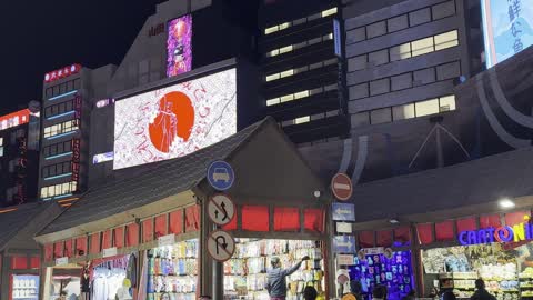 وجهة ترفيهية ضخمة، تجربة تجمع بين التسوق والترفيه والمأكولات العالمية والمحلية،  سوق لبيع الملابس والهدايا، بوليفارد الرياض في شمال الرياض في المملكة العربية السعودية، من11 أكتوبر 2025 حتى 2 مايو 2026