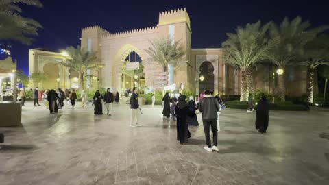 مكان ترفيهي عائلي، بوليفارد الرياض في شمال الرياض في المملكة العربية السعودية، وجهة ترفيهية ضخمة، تجربة تجمع بين التسوق والترفيه والمأكولات العالمية والمحلية، من11 أكتوبر 2025 حتى 2 مايو 2026