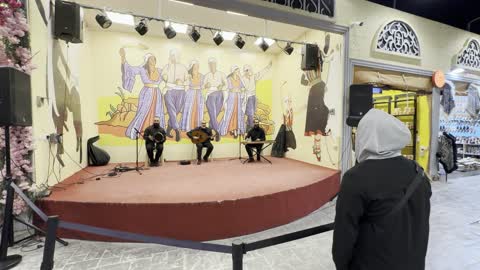 فرقة تقوم بتقديم عرض موسيقي في بوليفارد الرياض في شمال الرياض في المملكة العربية السعودية، مكان ترفيهي عائلي، وجهة ترفيهية ضخمة، تجربة تجمع بين التسوق والترفيه والمأكولات العالمية والمحلية، من11 أكتوبر 2025 حتى 2 مايو 2026