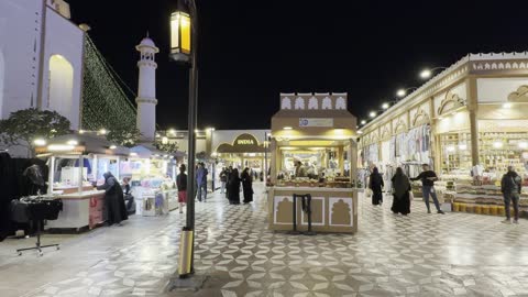 اكشاك تسوق في بوليفارد الرياض في شمال الرياض في المملكة العربية السعودية، مكان ترفيهي عائلي، وجهة ترفيهية ضخمة، تجربة تجمع بين التسوق والترفيه والمأكولات العالمية والمحلية، من11 أكتوبر 2025 حتى 2 مايو 2026