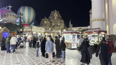 اكشاك تسوق في بوليفارد الرياض في شمال الرياض في المملكة العربية السعودية، مكان ترفيهي عائلي، وجهة ترفيهية ضخمة، تجربة تجمع بين التسوق والترفيه والمأكولات العالمية والمحلية، من11 أكتوبر 2025 حتى 2 مايو 2026