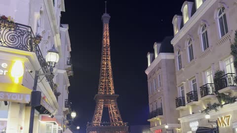 مجسم برج ايفل في بوليفارد الرياض في شمال الرياض في المملكة العربية السعودية، مكان ترفيهي عائلي، وجهة ترفيهية ضخمة، تجربة تجمع بين التسوق والترفيه والمأكولات العالمية والمحلية، من11 أكتوبر 2025 حتى 2 مايو 2026