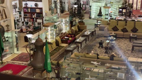 معلم تراثي وثقافي يعرض تاريخ الأزياء والحلي التقليدية، مقتنيات نادرة من الملابس الشعبية والمجوهرات، متحف الفوة والجوهرة في المنطقة الشرقية، المملكة العربية السعودية، توثيق للحرف اليدوية والهوية السعودية، تجربة ثقافية تعليمية، أجواء تراثية تعكس أصالة الماضي.