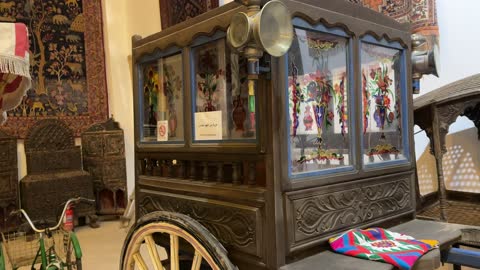 معلم تراثي وثقافي يعرض تاريخ الأزياء والحلي التقليدية، مقتنيات نادرة من الملابس الشعبية والمجوهرات، متحف الفوة والجوهرة في المنطقة الشرقية، المملكة العربية السعودية، توثيق للحرف اليدوية والهوية السعودية، تجربة ثقافية تعليمية، أجواء تراثية تعكس أصالة الماضي.