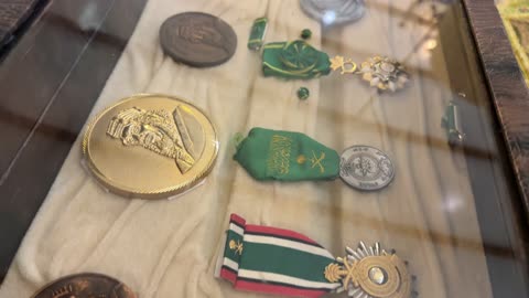 مقتنيات نادرة  في متحف الفوة والجوهرة في المنطقة الشرقية، المملكة العربية السعودية،تجربة ثقافية تعليمية،  توثيق للحرف اليدوية والهوية السعودية،  معلم تراثي وثقافي يعرض تاريخ الأزياء والحلي التقليدية،أجواء تراثية تعكس أصالة الماضي.