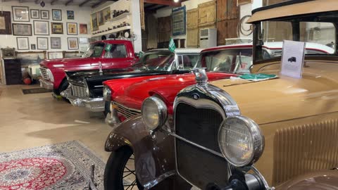 قسم السيارات الكلاسيكية النادرة  في متحف الفوة والجوهرة في المنطقة الشرقية، المملكة العربية السعودية،تجربة ثقافية تعليمية،  توثيق للحرف اليدوية والهوية السعودية،  معلم تراثي وثقافي يعرض تاريخ الأزياء والحلي التقليدية،أجواء تراثية تعكس أصالة الماضي.