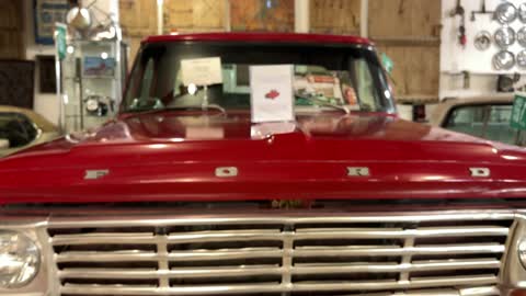 The rare classic cars section at the Al-Foua and Al-Jawhara Museum in the Eastern Province, Saudi Arabia, offers a cultural and educational experience, documenting handicrafts and Saudi identity. It is a heritage and cultural landmark that showcases the history of traditional clothing and jewelry, with an atmosphere that reflects the authenticity of the past.