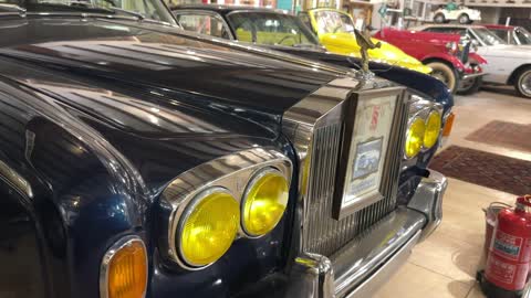 قسم السيارات الكلاسيكية النادرة  في متحف الفوة والجوهرة في المنطقة الشرقية، المملكة العربية السعودية،تجربة ثقافية تعليمية،  توثيق للحرف اليدوية والهوية السعودية،  معلم تراثي وثقافي يعرض تاريخ الأزياء والحلي التقليدية،أجواء تراثية تعكس أصالة الماضي.