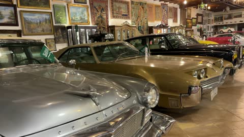 قسم السيارات الكلاسيكية النادرة  في متحف الفوة والجوهرة في المنطقة الشرقية، المملكة العربية السعودية،تجربة ثقافية تعليمية،  توثيق للحرف اليدوية والهوية السعودية،  معلم تراثي وثقافي يعرض تاريخ الأزياء والحلي التقليدية،أجواء تراثية تعكس أصالة الماضي.